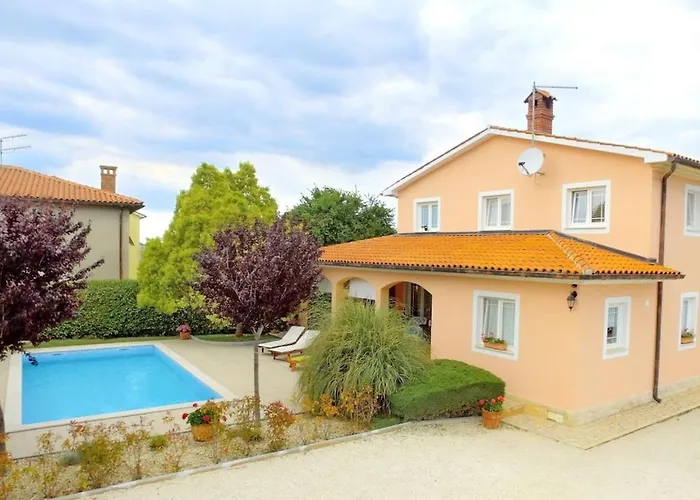 In Pula 42 With Swimming Pool